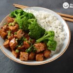 Tofu salteado con arroz y brócoli