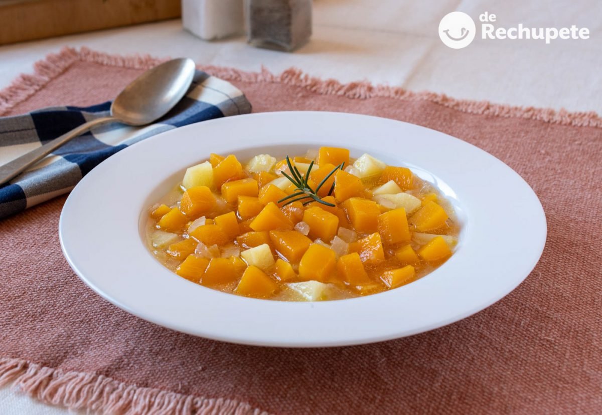 Sopa de calabaza y patata. Receta tradicional para disfrutar del otoño